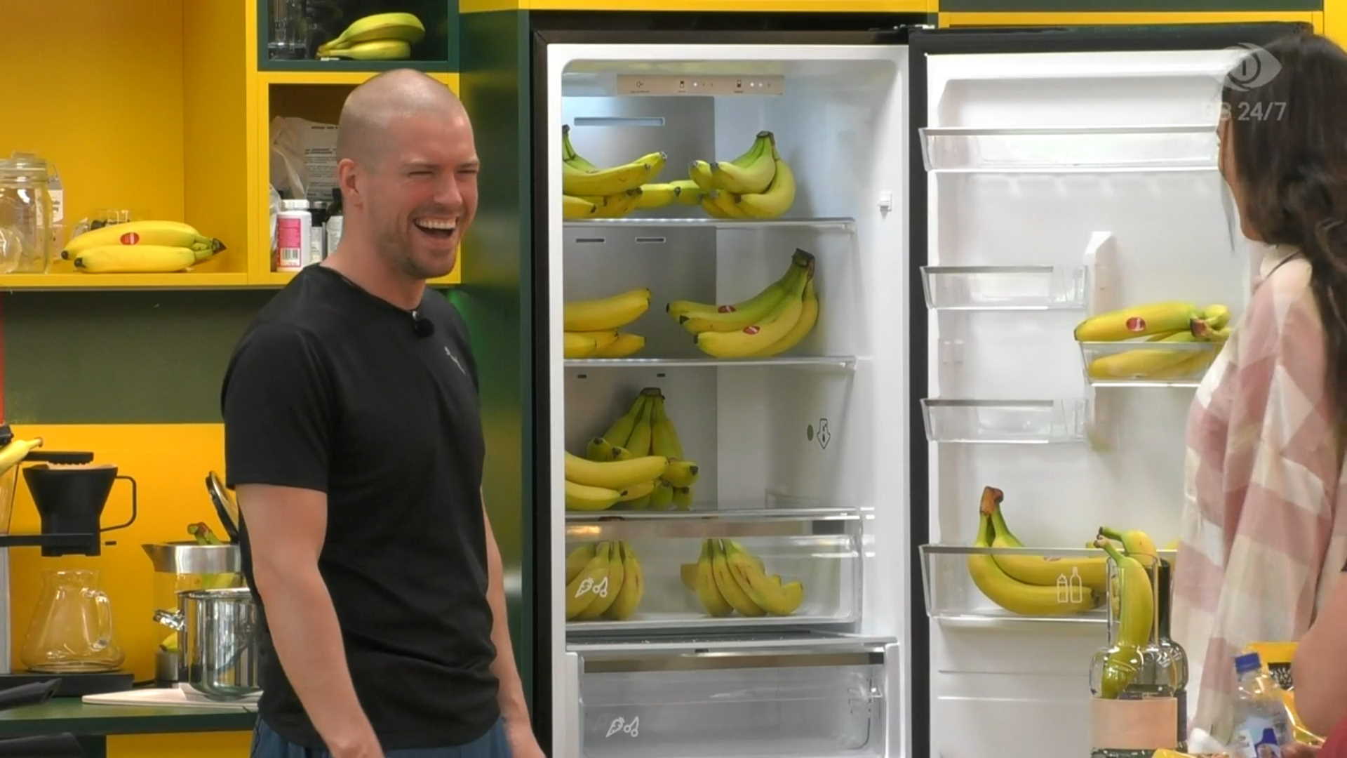BB-taloon oli ilmestynyt banaaneja joka puolelle, myös jääkaappiin. Kuva: © Nelonen Media.