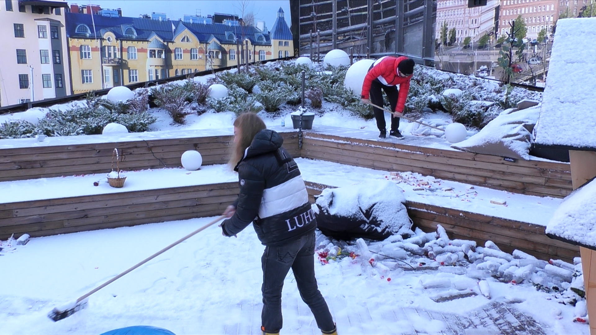 Ensilumi satoi BB-talon pihaan. Olli-Pekka ja Vili lumitöissä. Kuva: © Nelonen Media.
