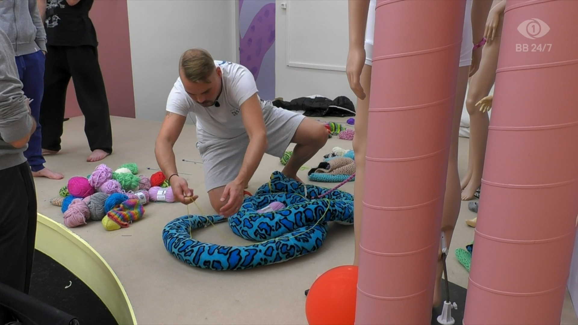 Marko mittaa taloon tulleen lelukäärmeen pituutta langan avulla. Kuva: © Nelonen Media.