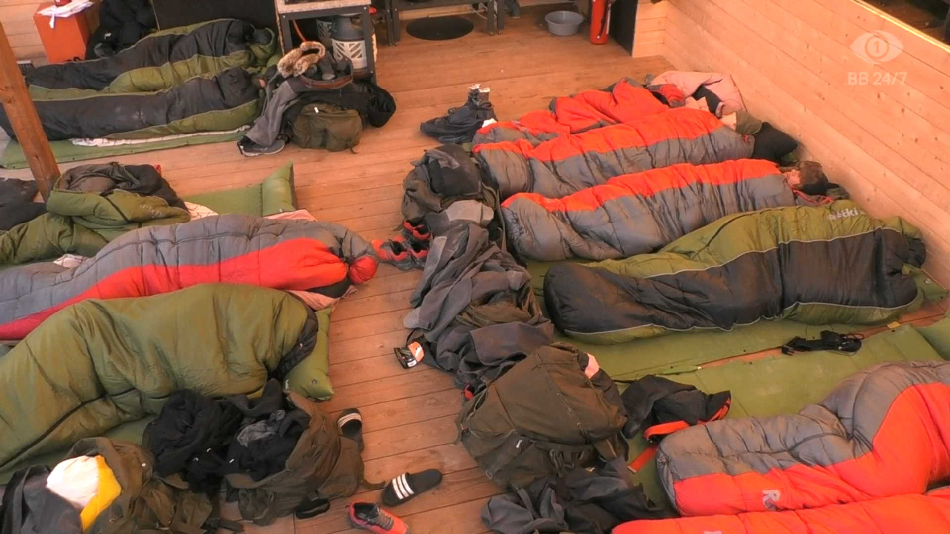 Muut asukkaat jatkoivat uniaan BB-talon pihalla katoksen alla. Kuva: © Nelonen Media.