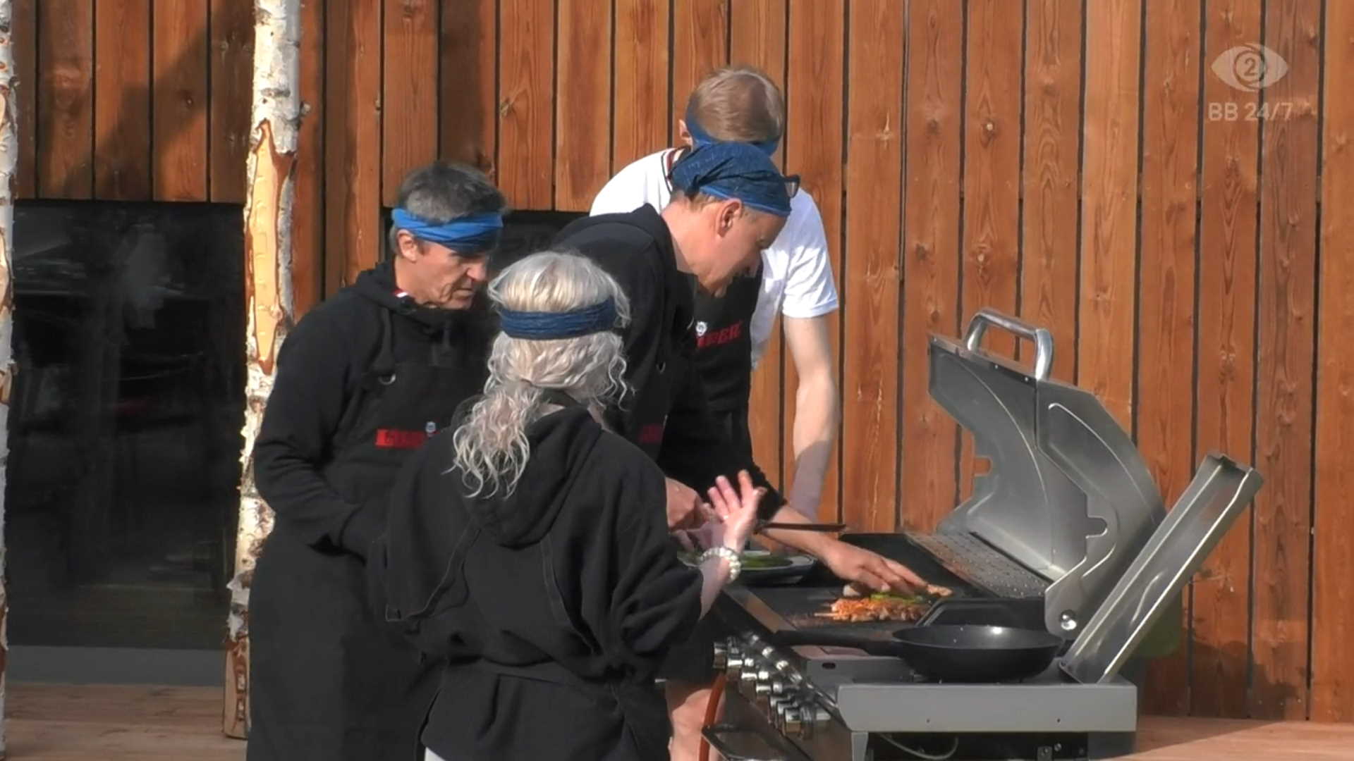 Sinisten joukkue seuraa kapteeni Jannen grillityöskentelyä. Kuva: © Nelonen Media.