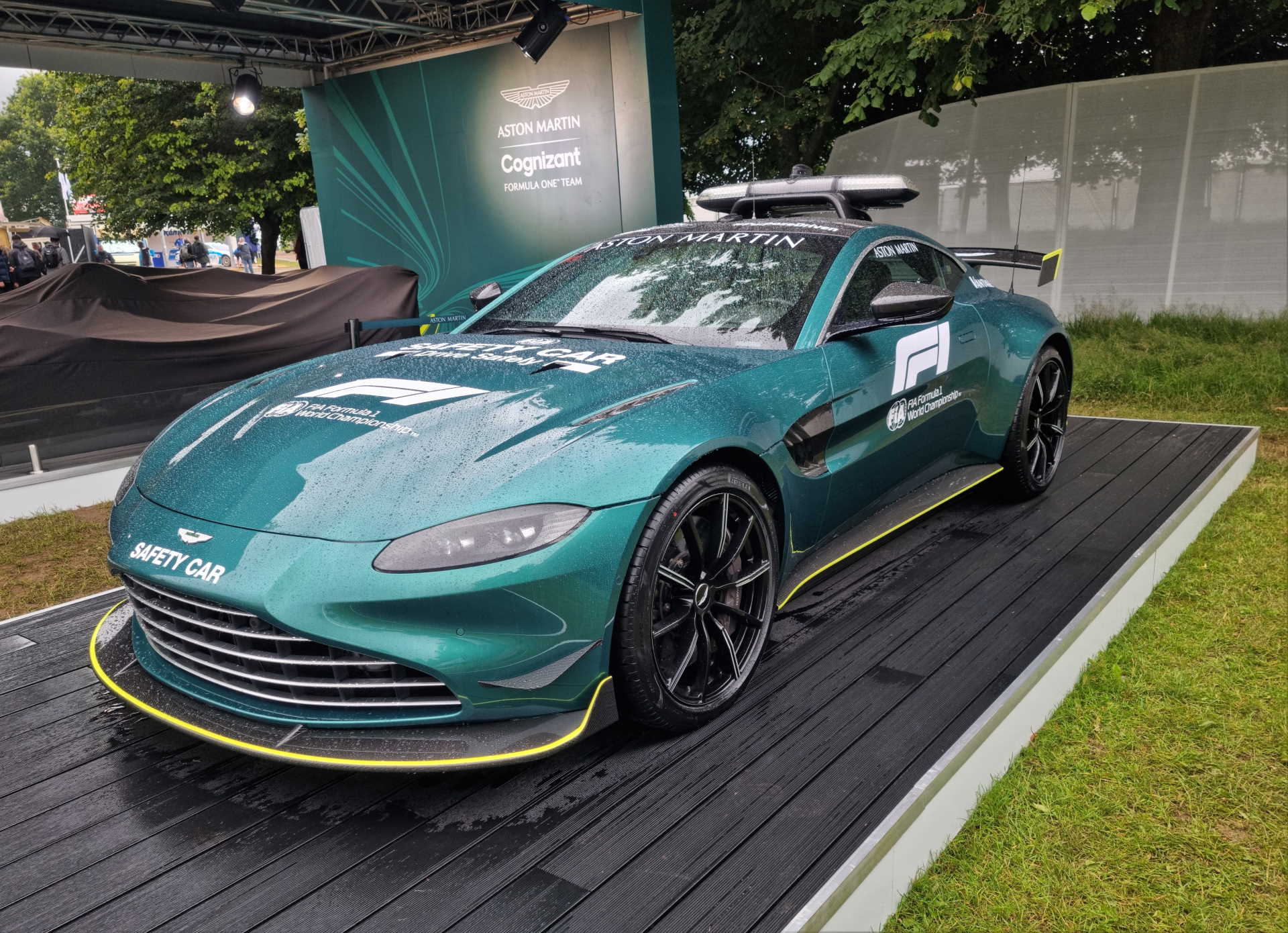 Aston Martin toimi turva-autona kauden päätöskisassa Abu Dhabissa. Kuva:  © Jaimie Wilson / Flickr.com
